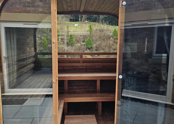 Spahome With Hottub Sauna Bbq & Pool Table
