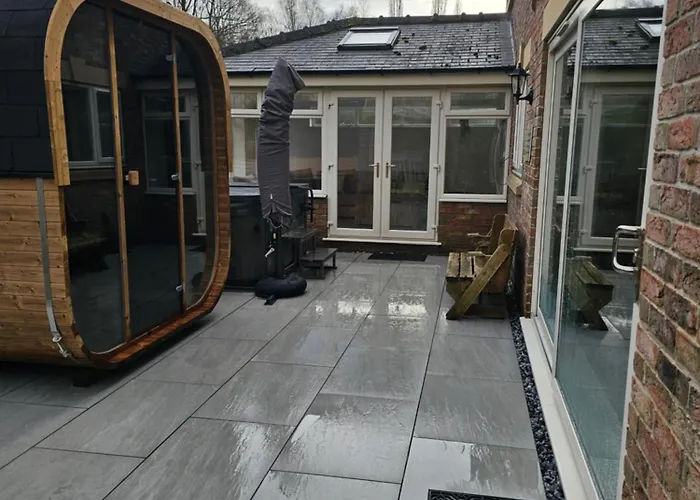 Spahome With Hottub Sauna Bbq & Pool Table