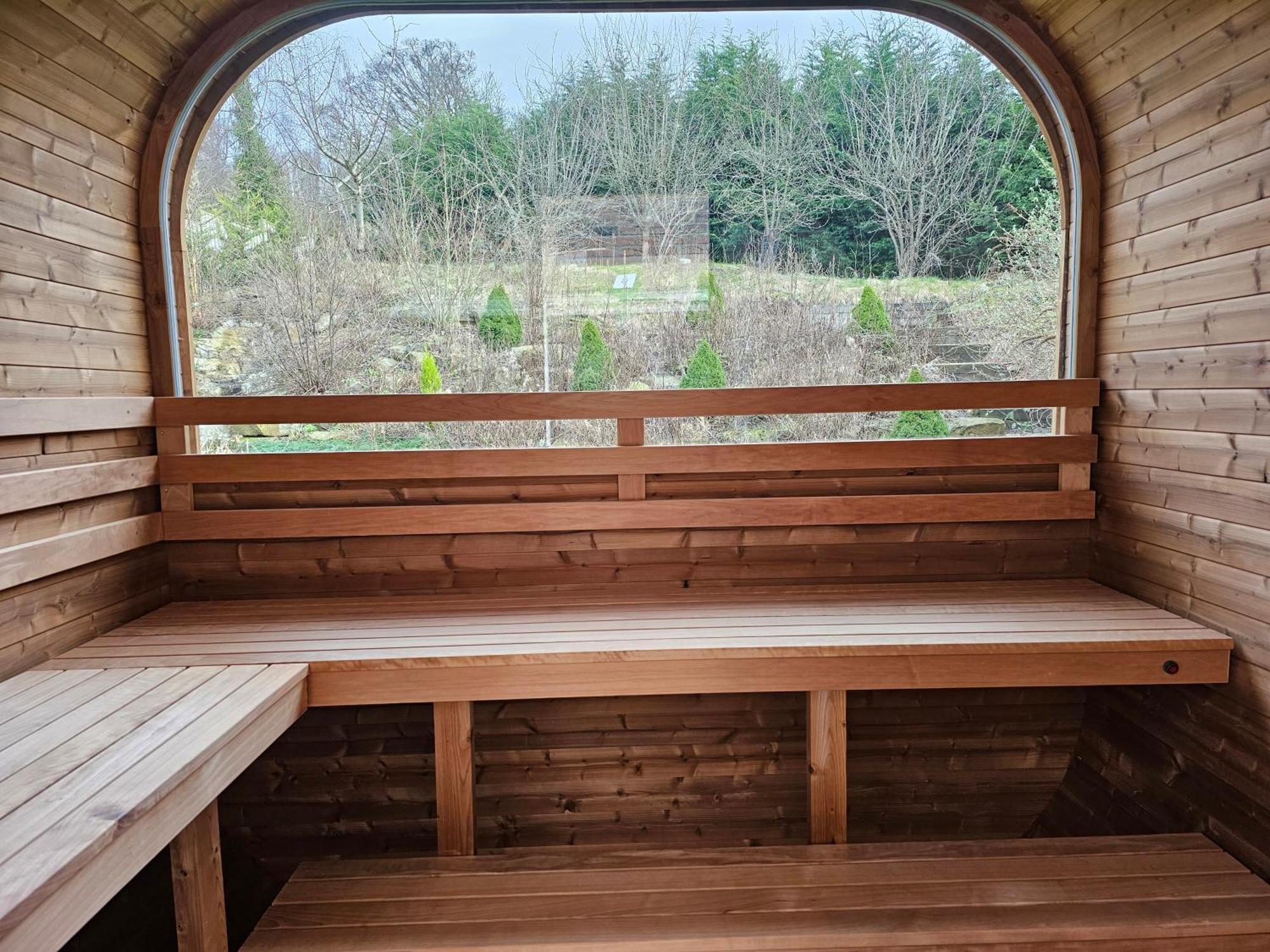 Spahome With Hottub Sauna Bbq & Pool Table